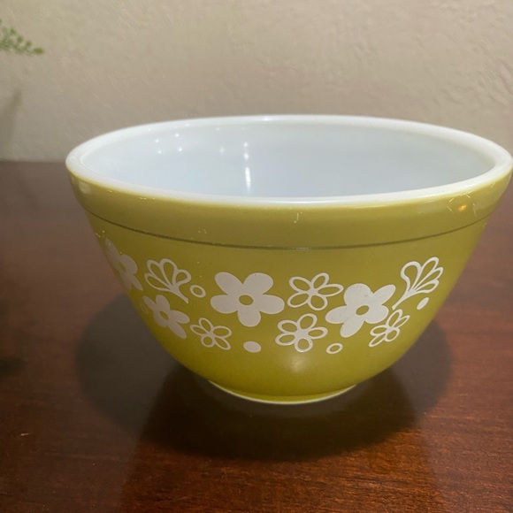 Vintage, Pyrex Nesting Bowl, Spring Blossom Green often Known as the Crazy Daisy - Picture 4 of 7